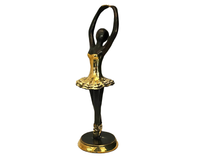 Pose en cinquième position sur pointes, bras en couronne