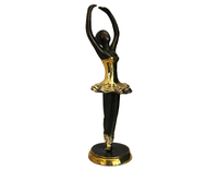 Pose en cinquième position sur pointes, bras en couronne